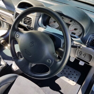 spacershop steering wheel extension kit to upgrade the Renault Clio 2 and Twingo 2 driving position