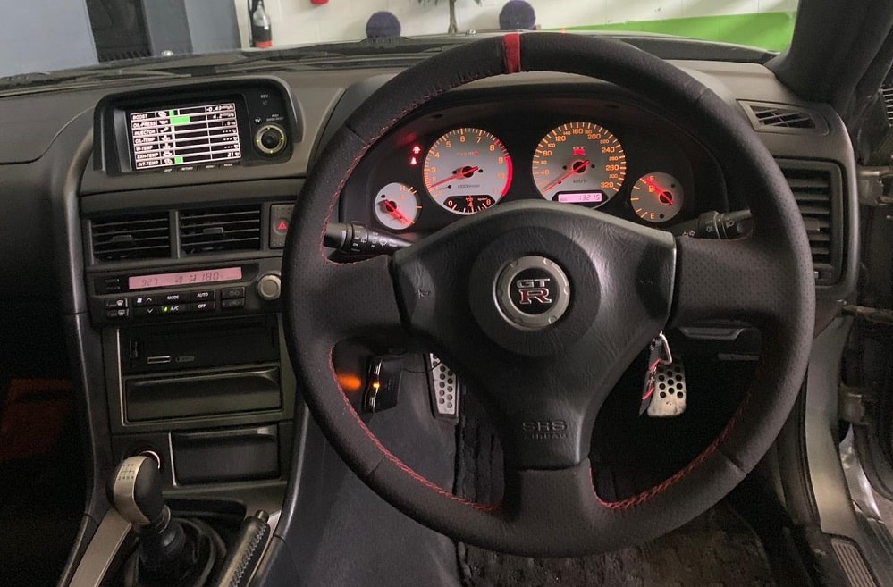 spacershop steering wheel extension kit to upgrade the Nissan GT-R BNR R34 driving position